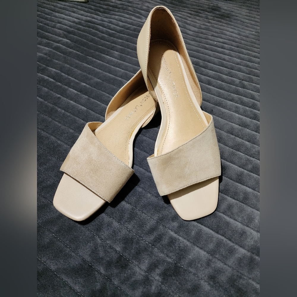 Gibson Latimer tan suede open toe flats 9